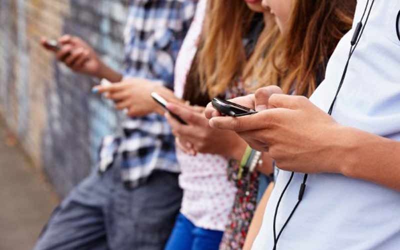 guerra tariffe telefoniche giovani con smartphone